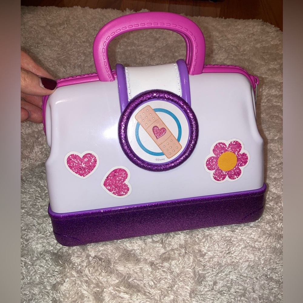 DOC MCSTUFFINS BAG AND ACCESSORIES LIKE NEW